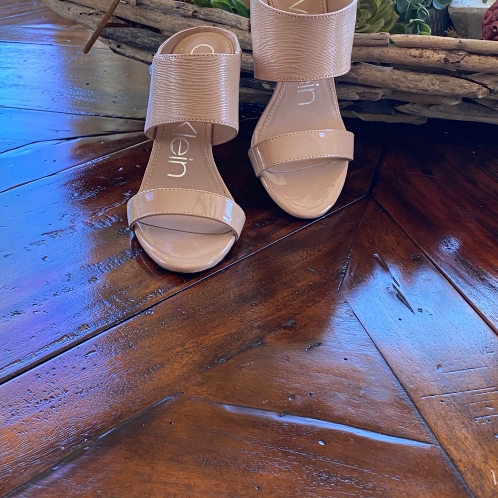𝐂𝐚𝐥𝐯𝐢𝐧 𝐊𝐥𝐞𝐢𝐧 𝐇𝐞𝐞𝐥𝐬 - Picture 3 of 6